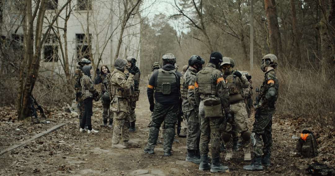 grupo de soldados em uniforme camuflado em pé no chão puzzle online