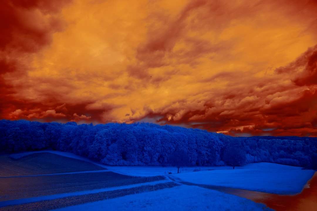 заснеженное поле и горы под облачным небом пазл онлайн