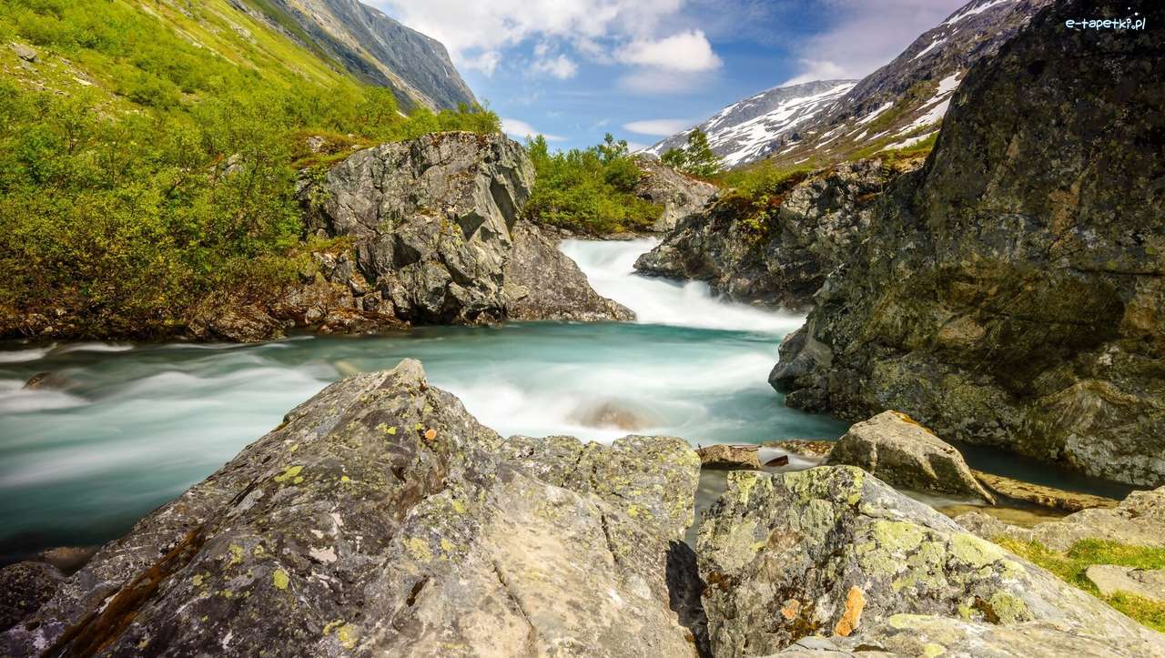 Річка, гори, скелі онлайн пазл