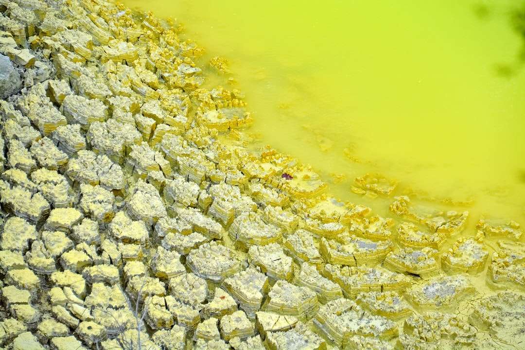 γκρίζοι βράχοι στο πράσινο νερό online παζλ