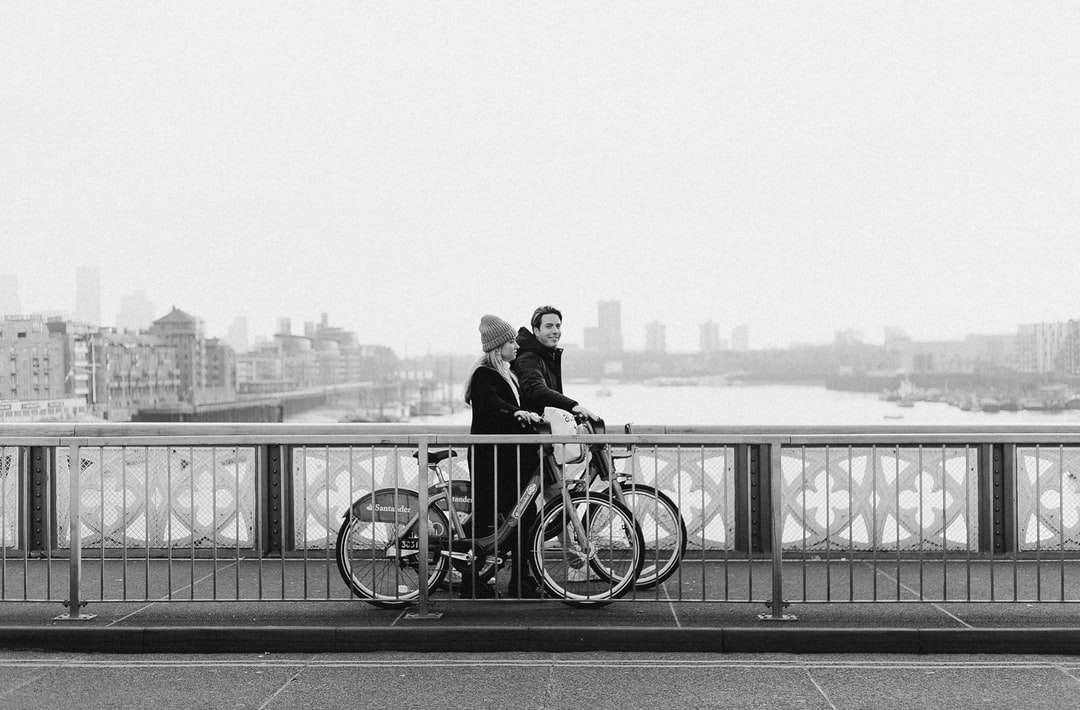 gråskalefoto av 2 män som cyklar Pussel online