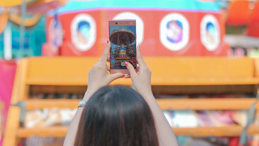 mulher segurando iphone 6 tirando foto quebra-cabeças online