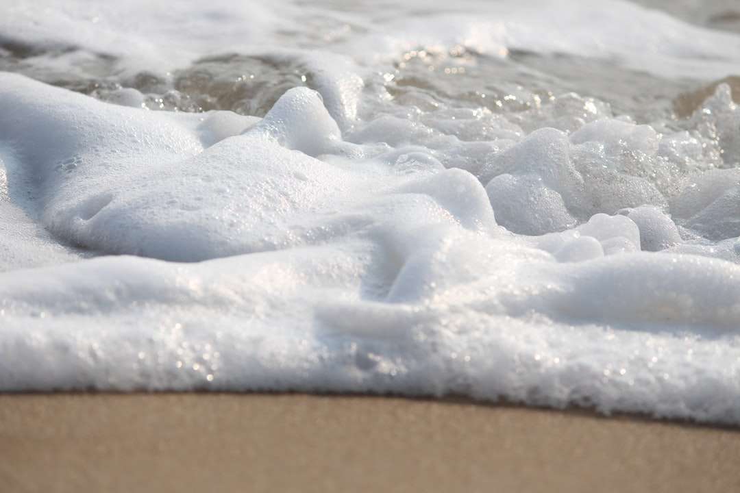 neve branca na areia marrom puzzle online