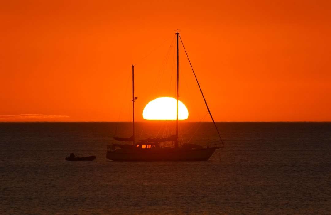 силуэт лодки на море во время заката пазл онлайн