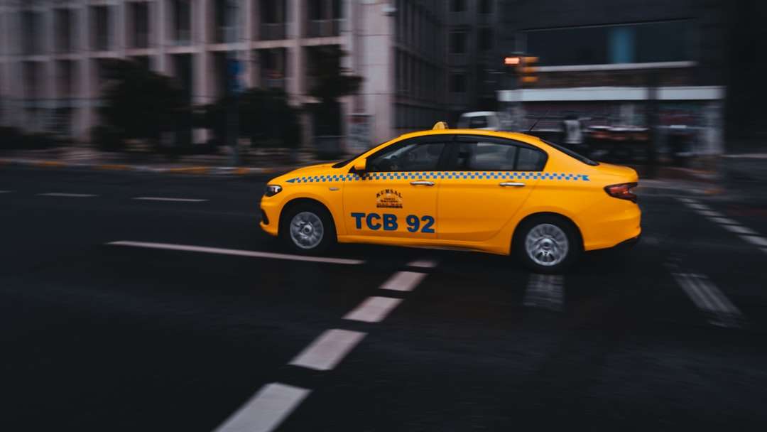 gele taxi op de weg overdag online puzzel