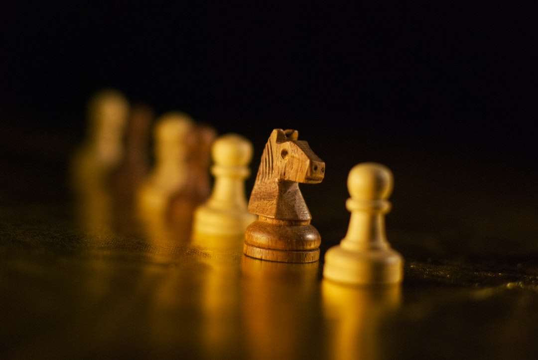 Pièce d'échecs en bois marron sur pièce d'échecs en bois marron puzzle en ligne