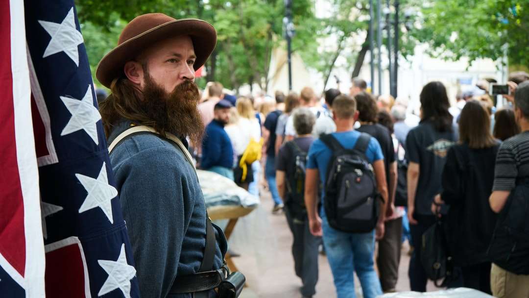 мужчина в синей рубашке с длинным рукавом в коричневой шляпе пазл онлайн