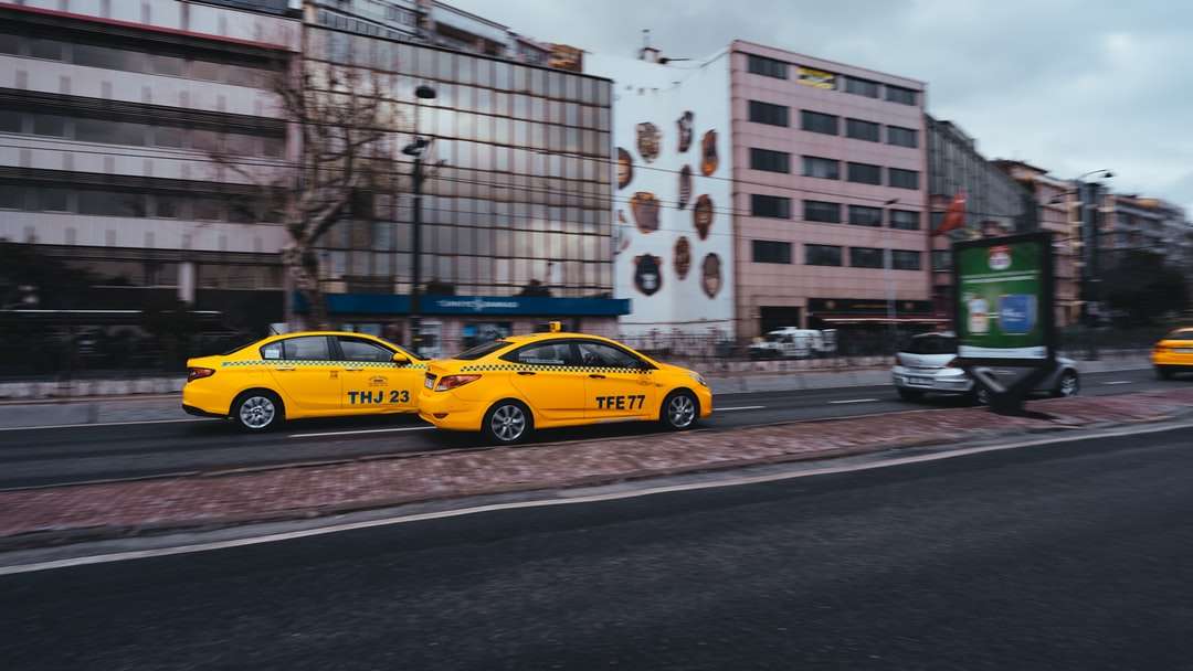 žlutá taxi kabina na silnici během dne online puzzle