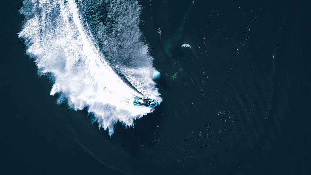 αεροφωτογραφία του σκάφους στη θάλασσα κατά τη διάρκεια της ημέρας online παζλ