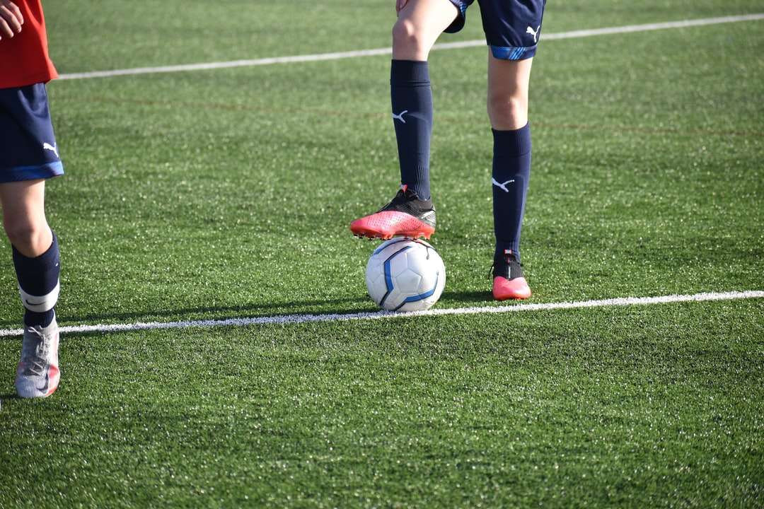 fekete-fehér focimezes ember rugdossa a futball-labdát kirakós online