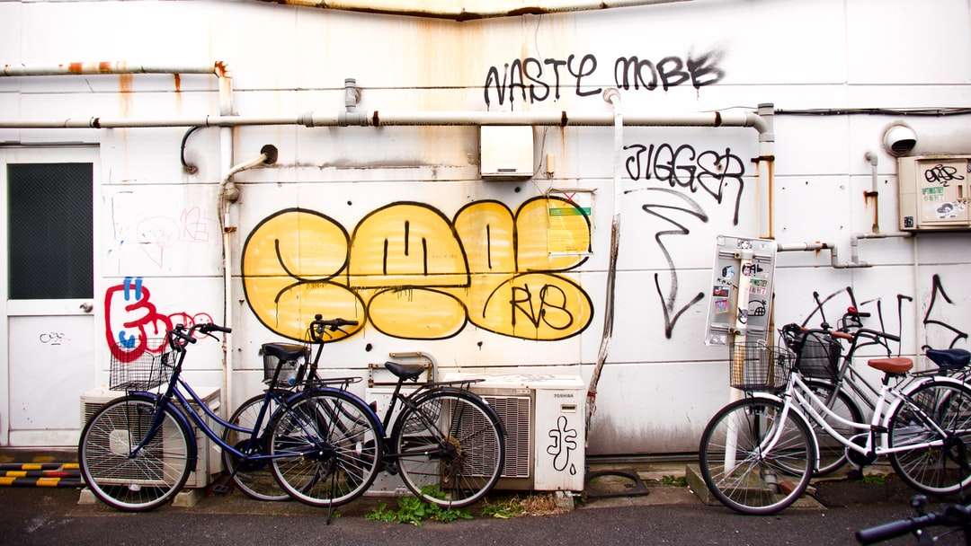 Vélo de ville noir garé à côté du mur blanc puzzle en ligne