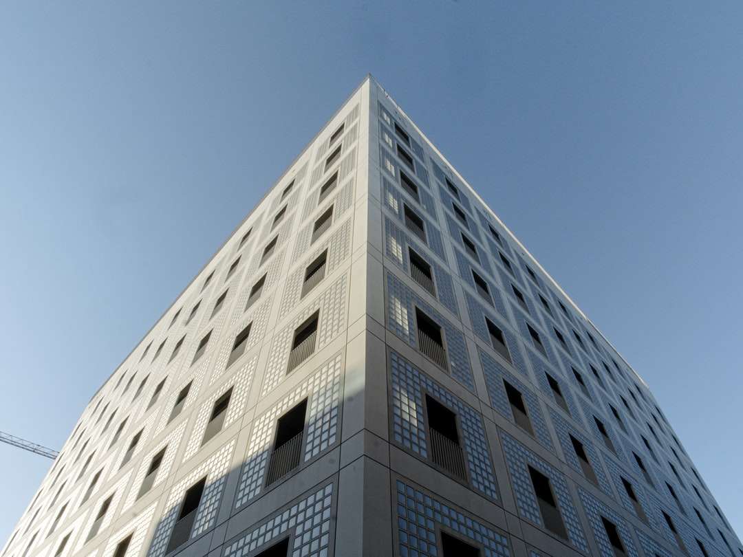 fehér beton épület kék ég alatt napközben online puzzle