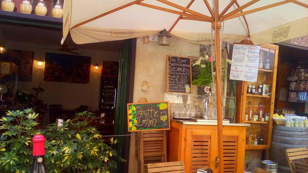 Μπαρ στο Cinque Terre παζλ online