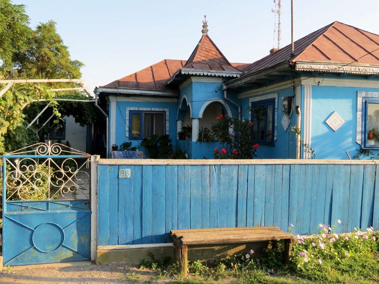 Modrý dům Ovidiu v Rumunsku skládačky online