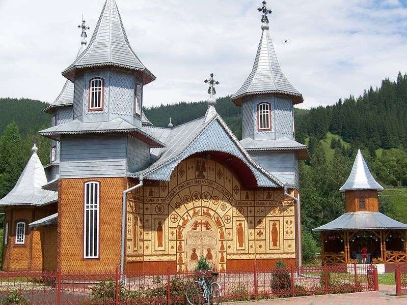 Iglesia ortodoxa en el campo en Rumania rompecabezas en línea