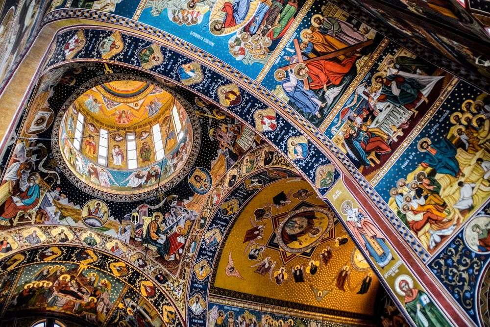 Navodari stropní malba v kostele Rumunska skládačky online