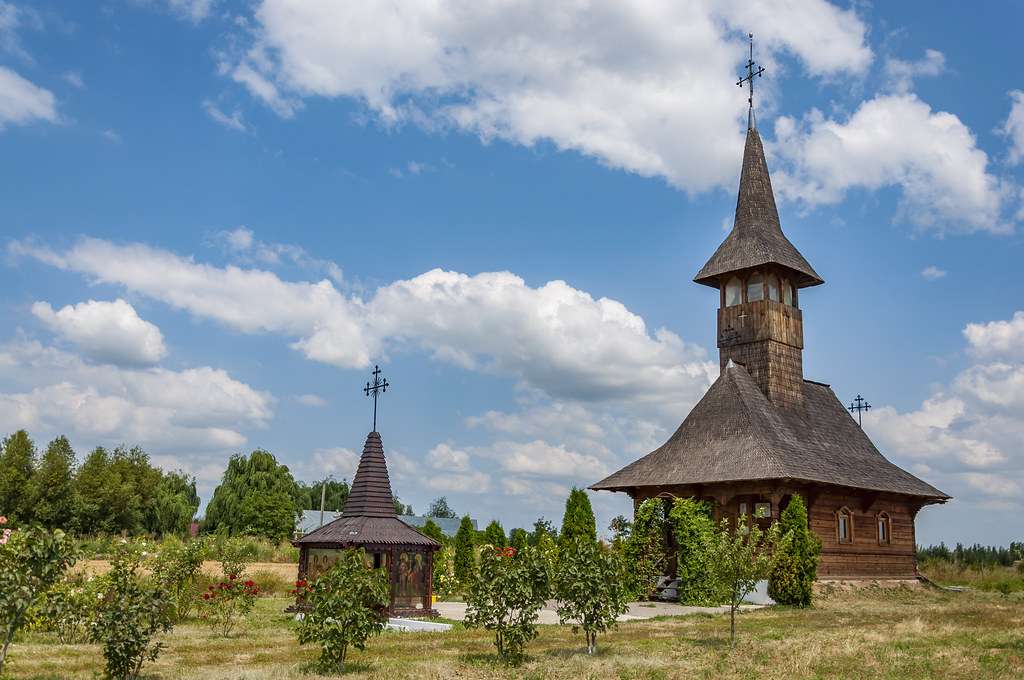 Träkyrka nära Bacau i Rumänien Pussel online