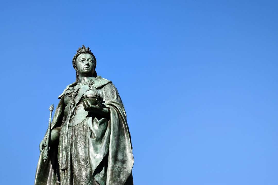 мъж в статуя на палто под синьо небе през деня онлайн пъзел