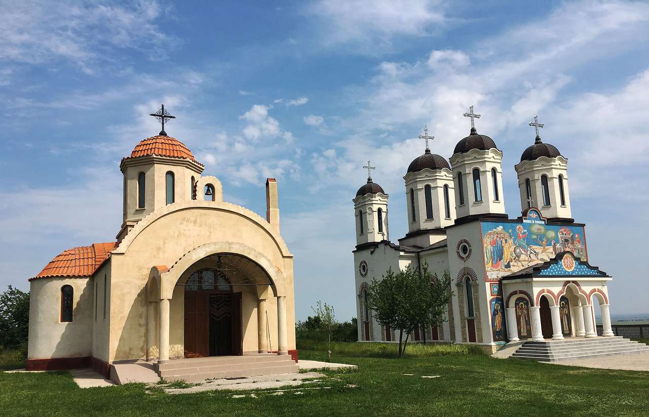 Kyrkor nära Babadag i Rumänien Pussel online