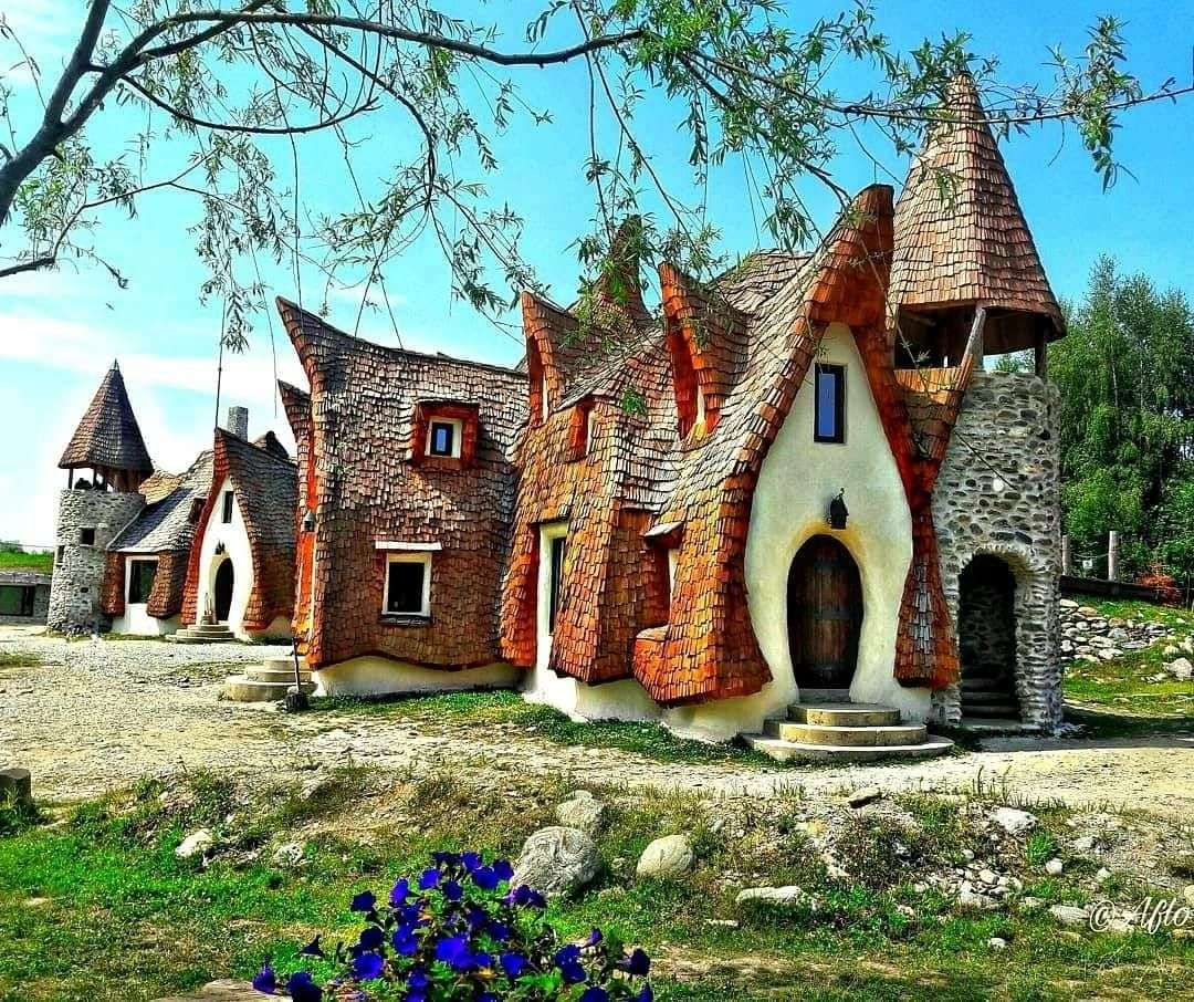 Château d'argile dans la vallée des fées en Roumanie puzzle en ligne