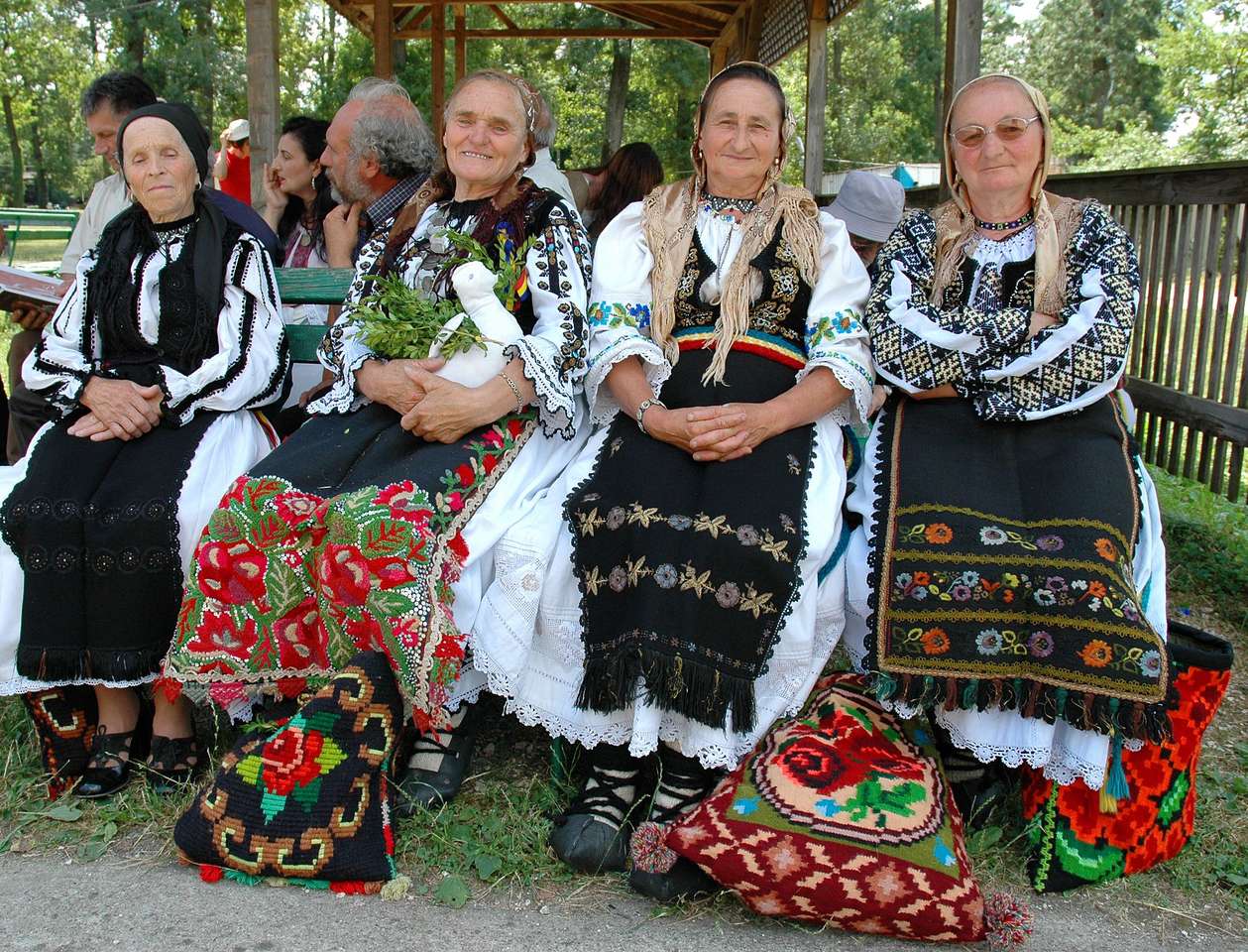 Mulheres romenas em trajes folclóricos quebra-cabeças online