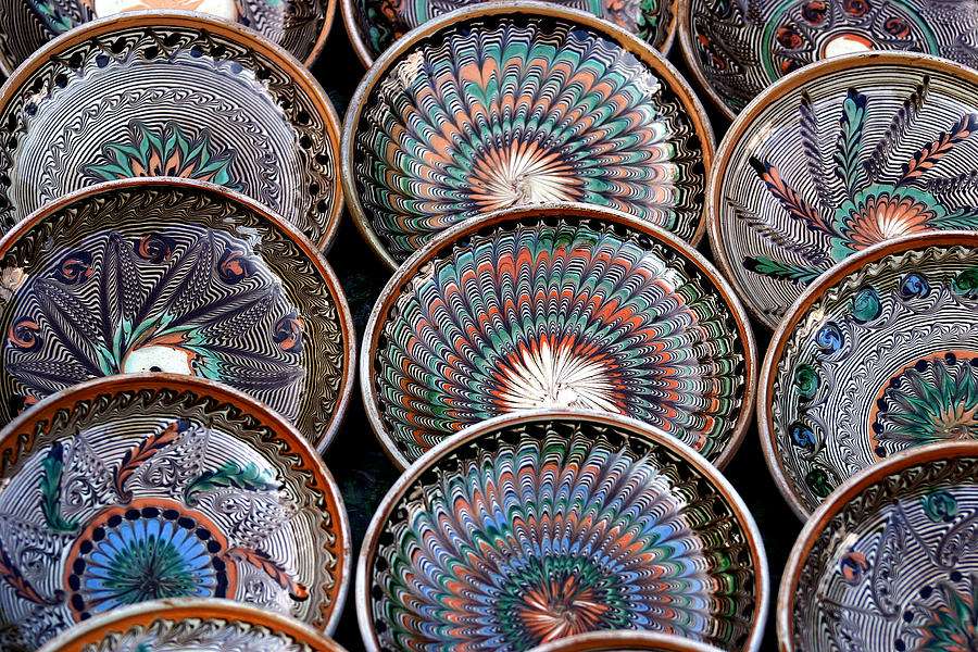Керамическая тарелка румынского дизайна пазл онлайн