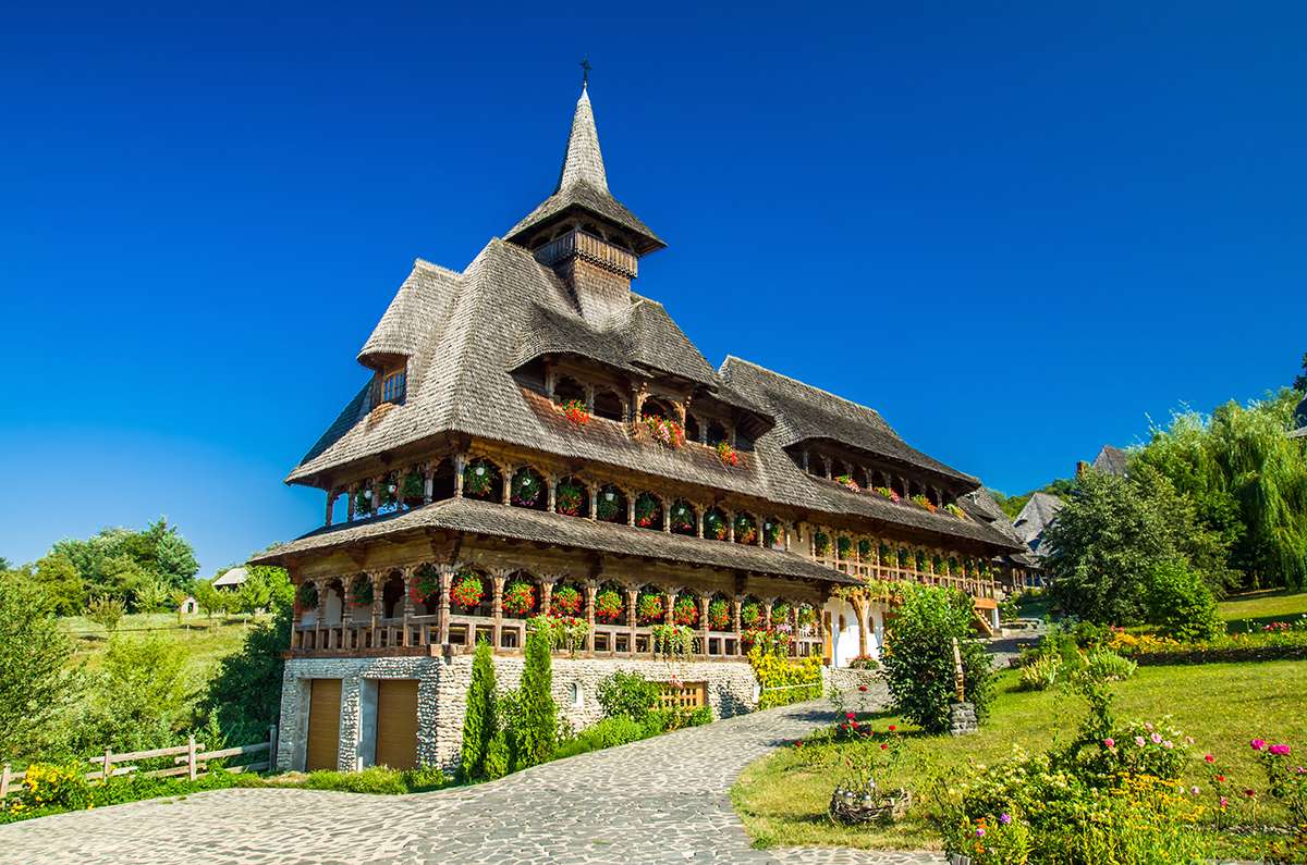 Дървен манастир в Марамуреш в Румъния онлайн пъзел