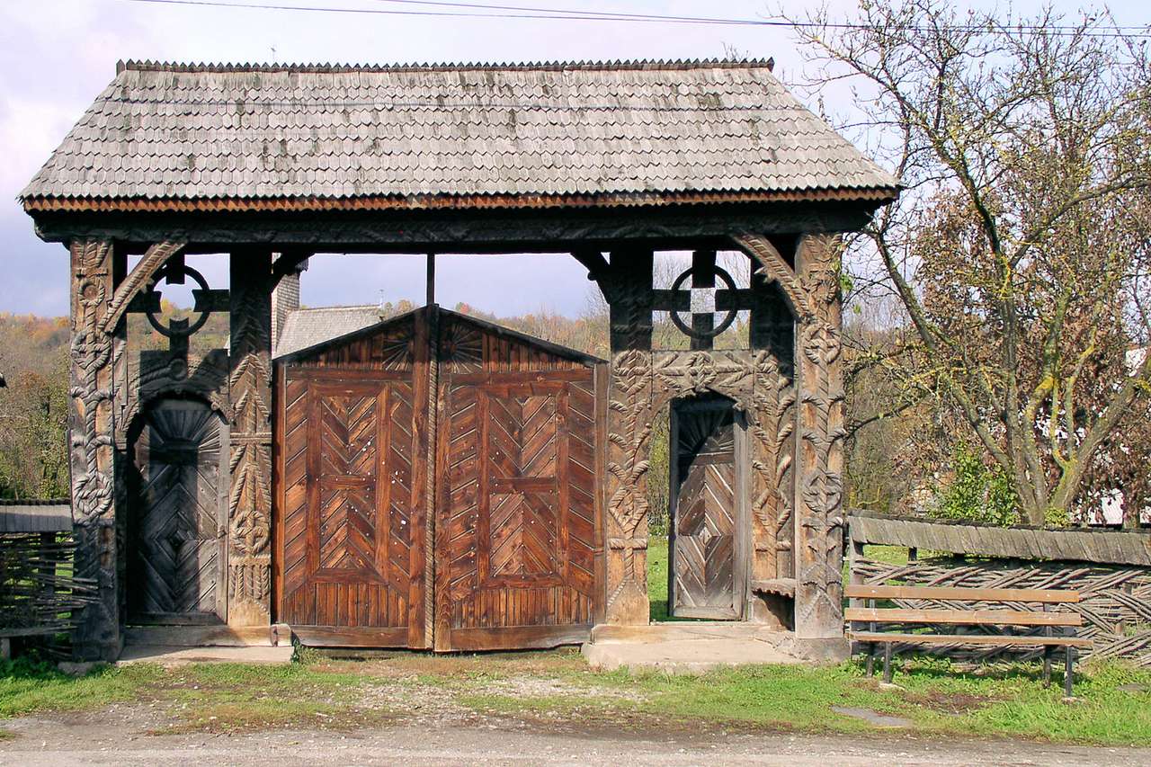 Деревянные ворота в Марамуреш в Румынии пазл онлайн