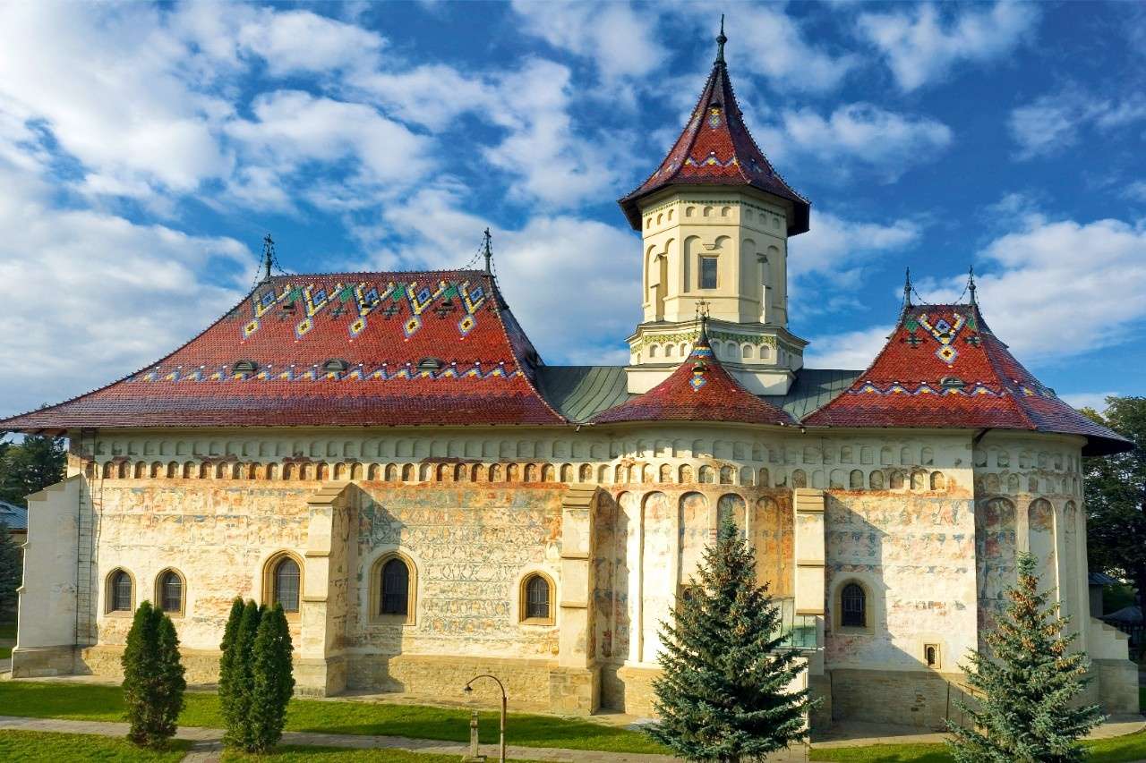 Монастырь в Румынии пазл онлайн