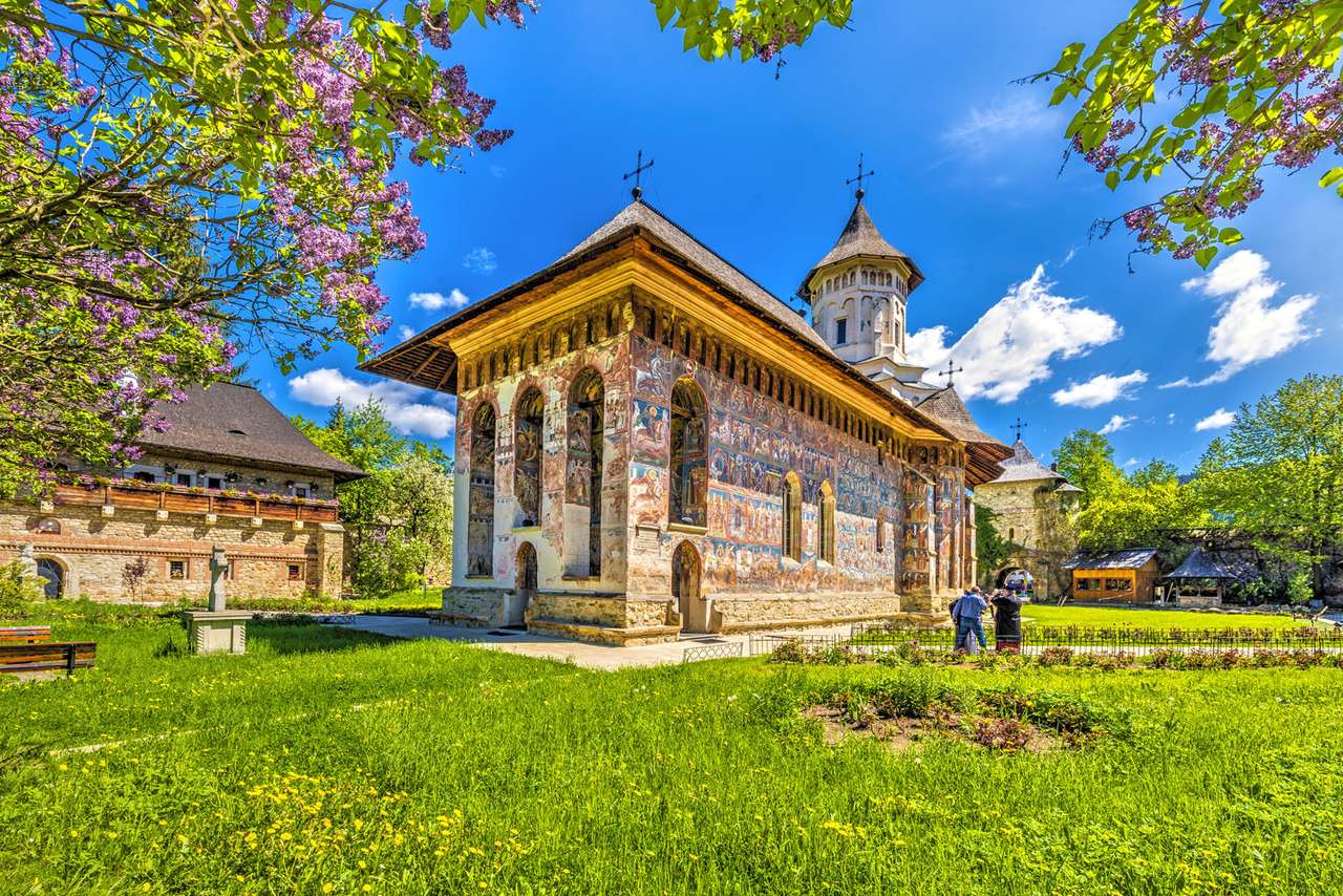 Монастырский комплекс в Румынии пазл онлайн
