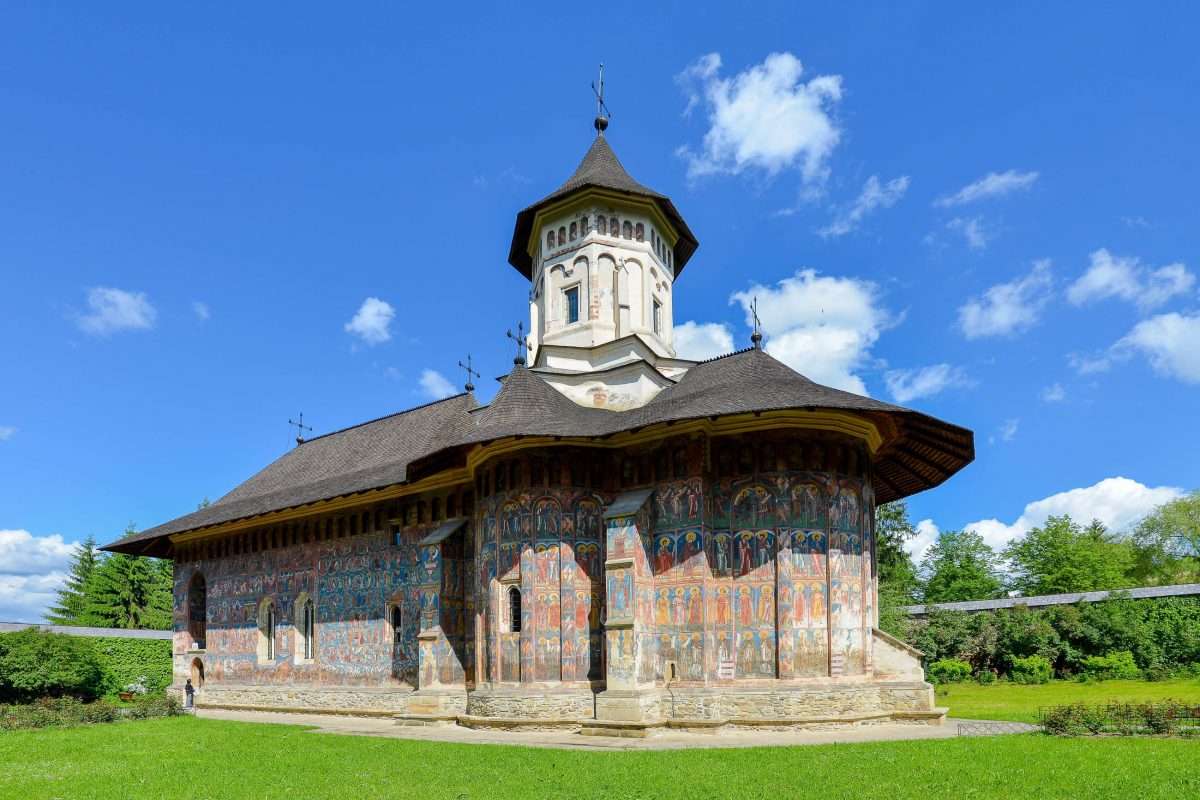 Църква с боядисана фасада Румъния онлайн пъзел