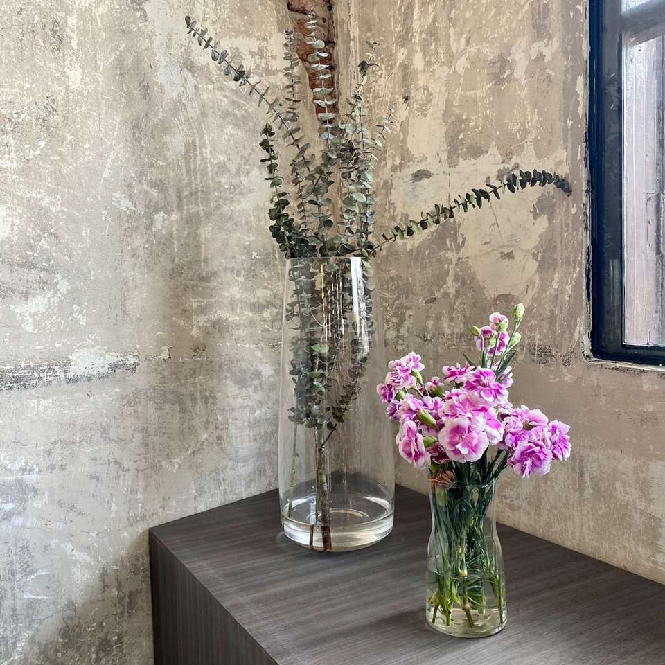 lila virágok átlátszó üveg vázában online puzzle