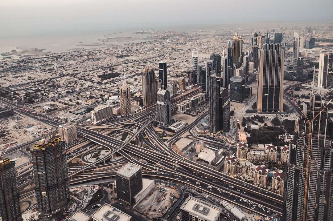 въздушен изглед на градските сгради през деня онлайн пъзел
