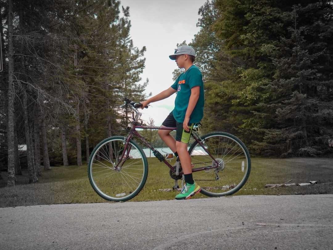 férfi piros inget, kerékpárral, napközben lovaglás kirakós online