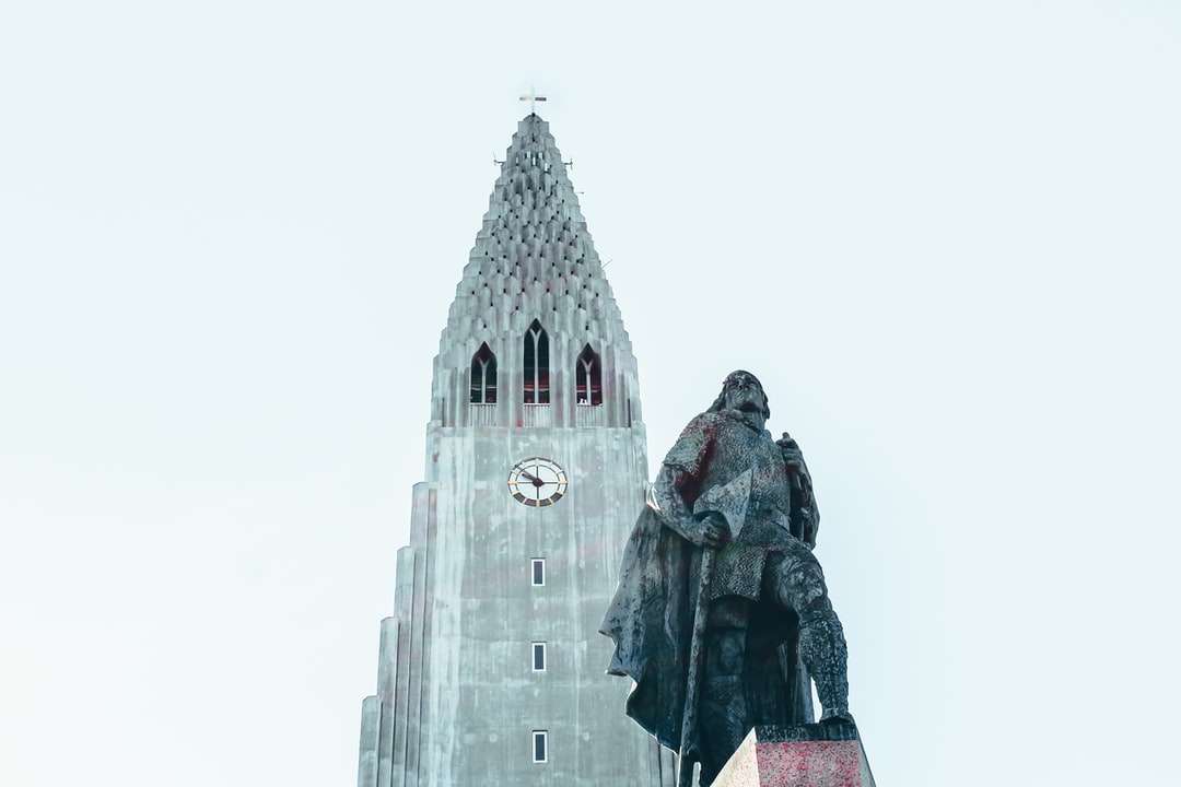 чоловік і жінка, стоячи на вершині будівлі пазл онлайн