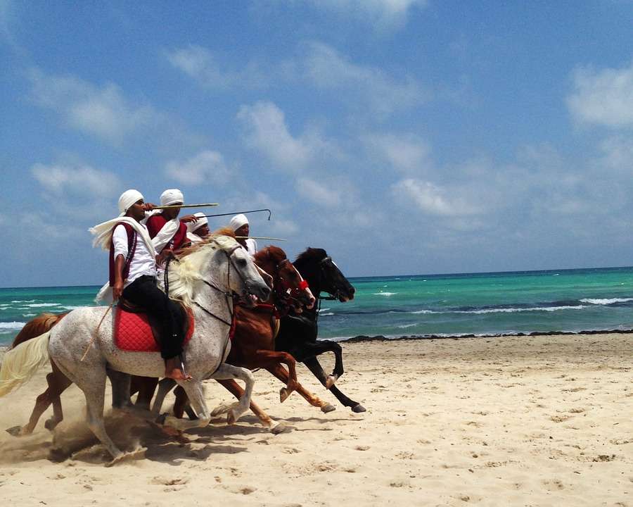 uitzicht op een strand aan zee in Tunesië legpuzzel online