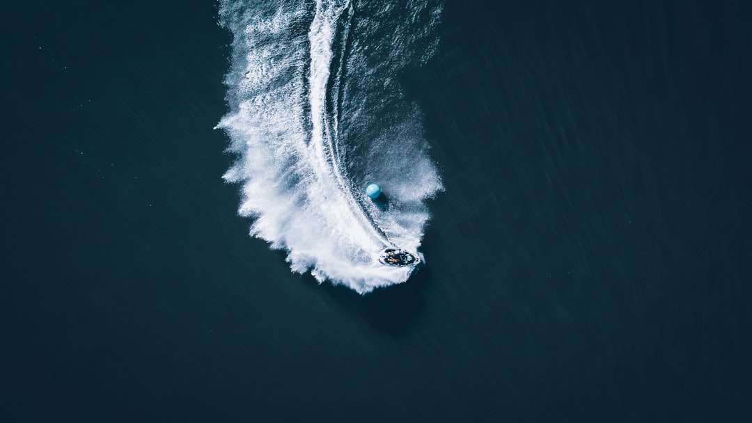 въздушен изглед на бяла лодка по вода онлайн пъзел