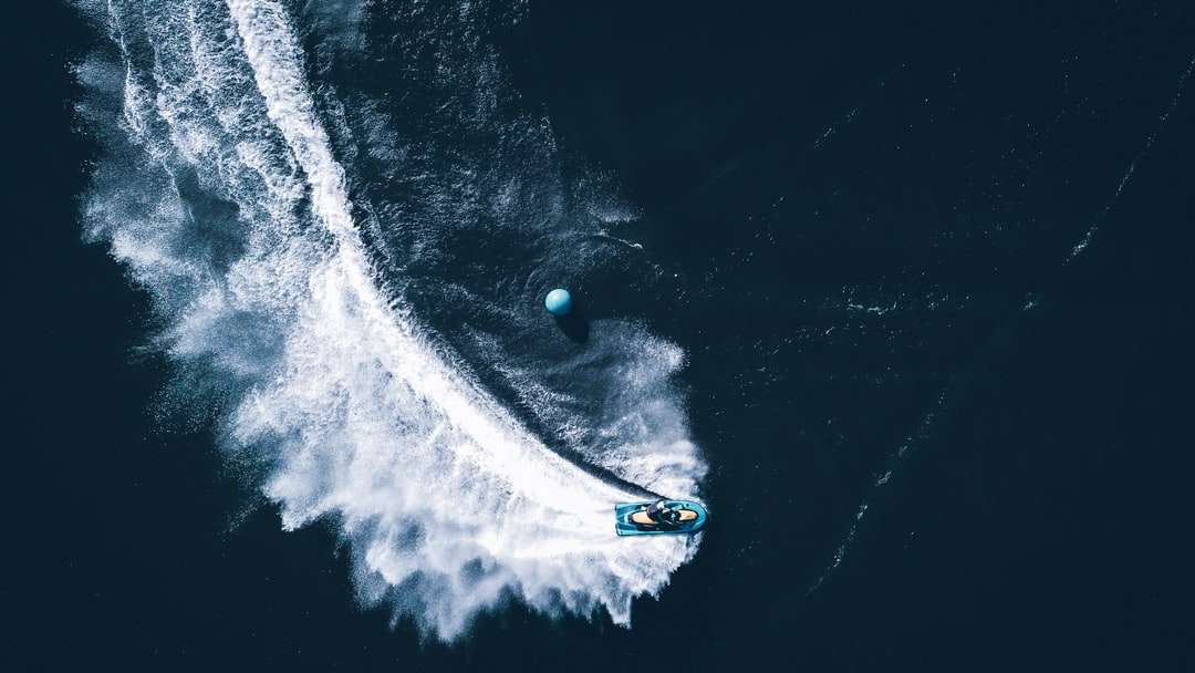 вид с воздуха на лодку в море в дневное время онлайн-пазл