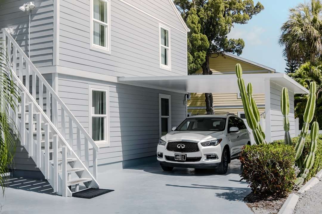 mașină albă bmw parcată lângă casa albă jigsaw puzzle online