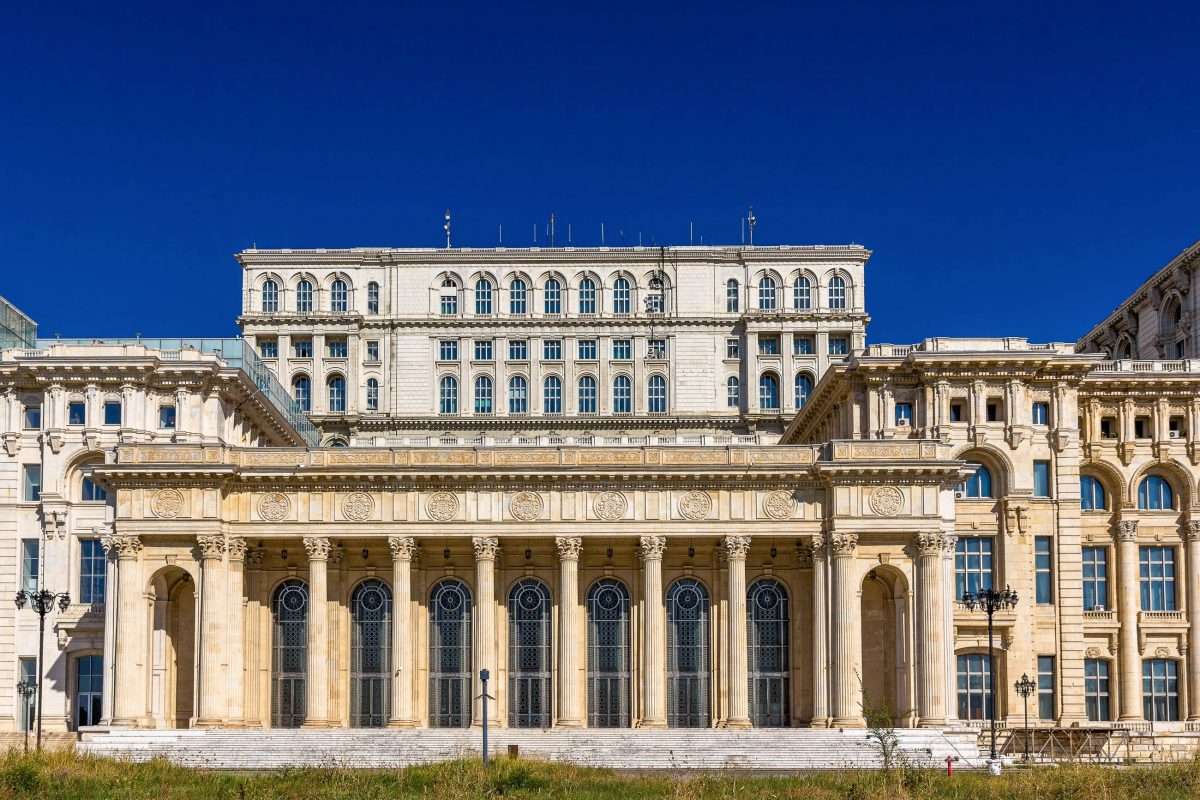 Edificio del parlamento en Bucarest, Rumania rompecabezas en línea