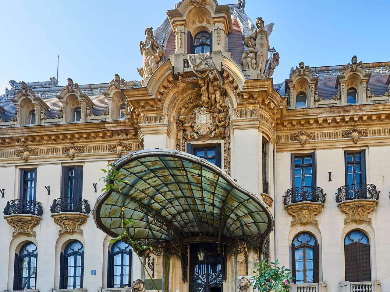 Fronte della casa di Bucarest in Romania puzzle online
