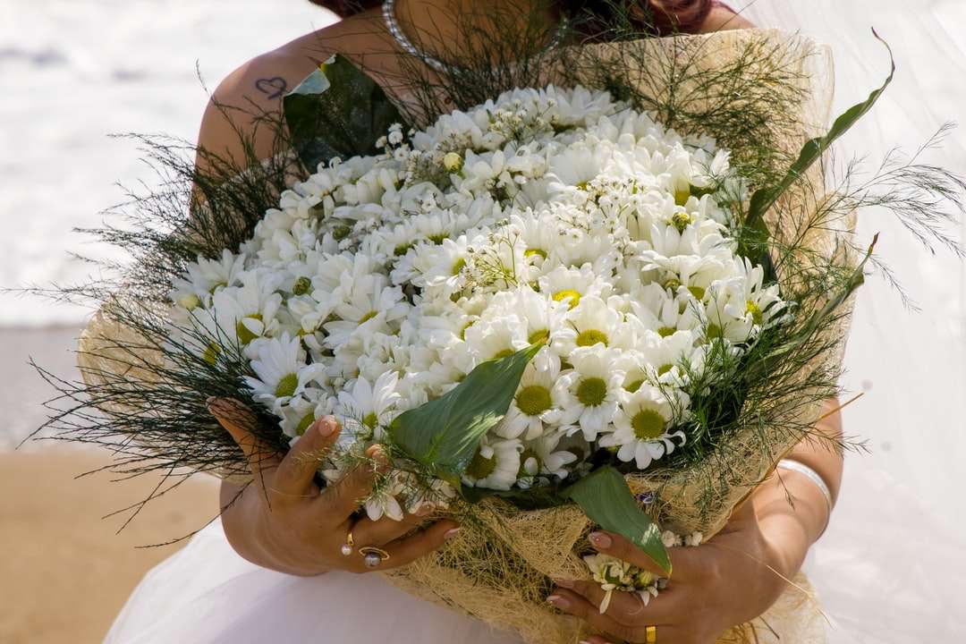 femme tenant un bouquet de fleurs blanches puzzle en ligne