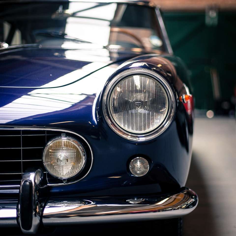modré a stříbrné auto v detailní fotografii skládačky online