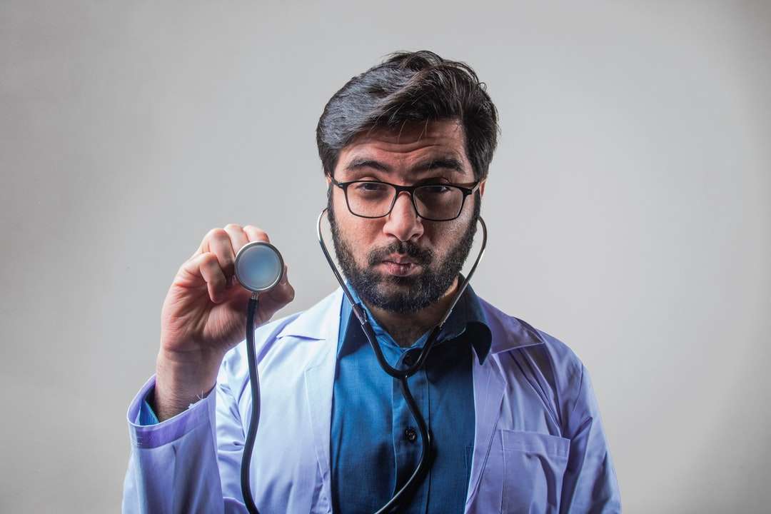 férfi kék gombos ingben, fekete keretes szemüveget visel online puzzle