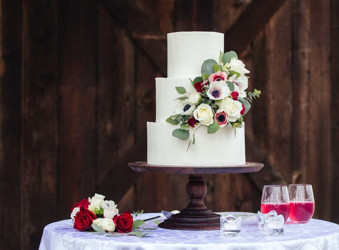 bílé a červené růže na bílém třívrstvém dortu skládačky online