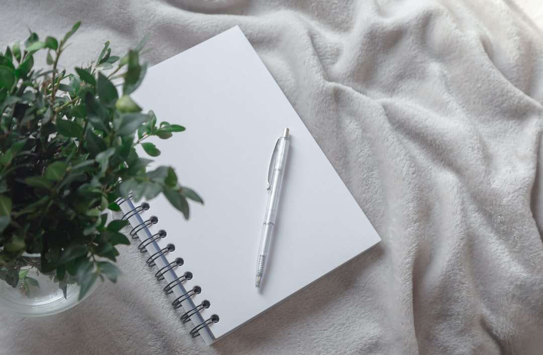 vit klickpenna på vit anteckningsbok pussel på nätet