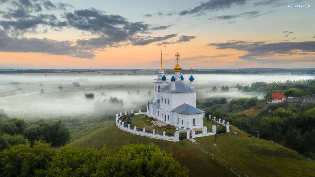 православная церковь на холме, туман онлайн-пазл