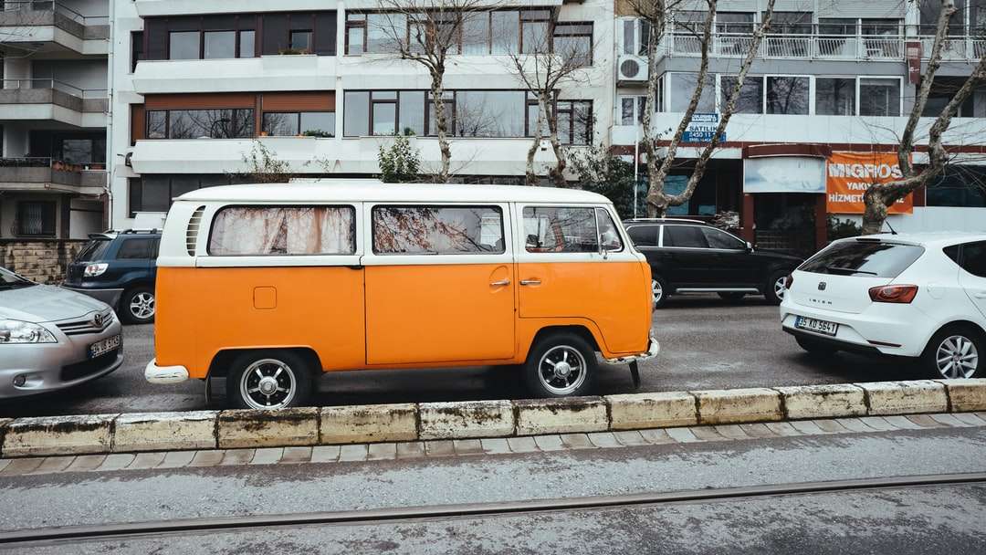 portocaliu și albastru volkswagen t-2 parcat pe trotuar jigsaw puzzle online