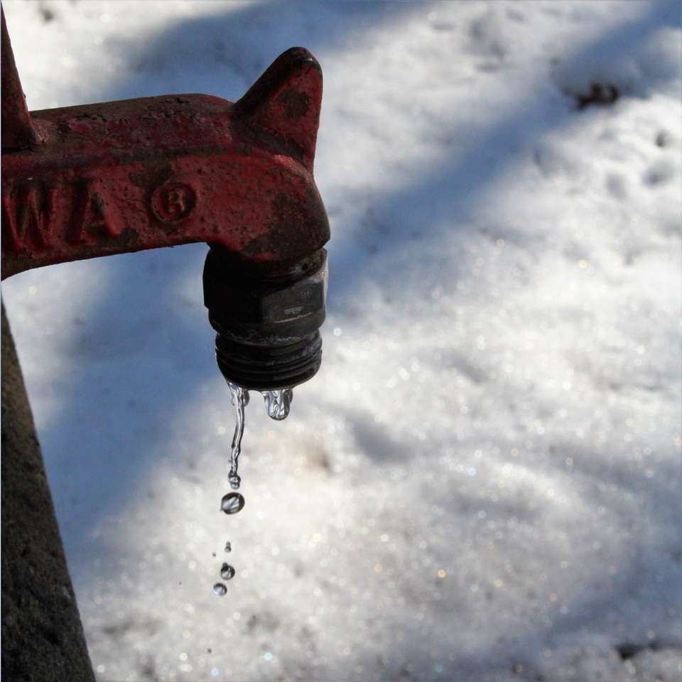 κόκκινο μεταλλικό εργαλείο σε χιονισμένο έδαφος παζλ online