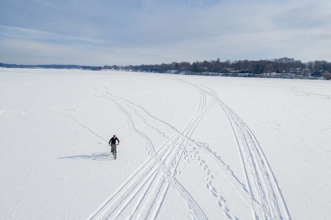 2 човека, каращи ски остриета по заснежена земя онлайн пъзел